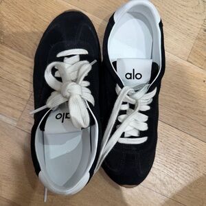ALO Yoga Black and White Sneakers amazing condition